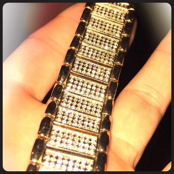 Gold bracelet with diamonds